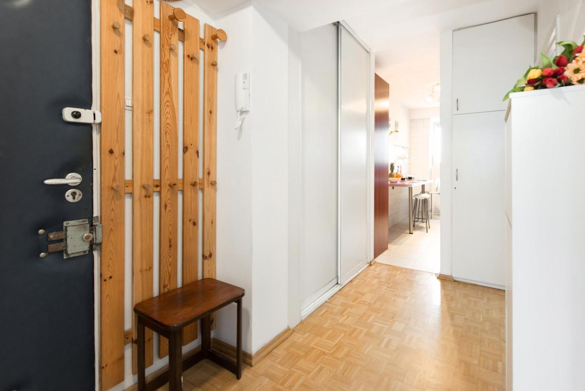 Room, Inflancka 19 Apartament